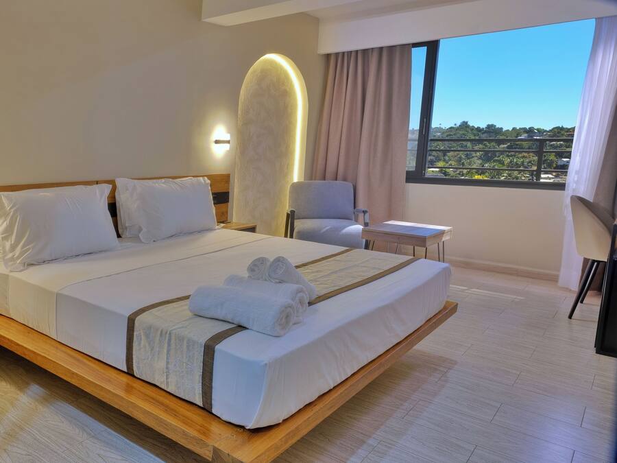 Deluxe Double Room | Hypo-allergenic bedding, Tempur-Pedic beds, in-room safe