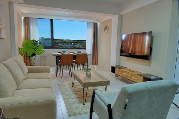 Comfort Apartment, City View | Living area