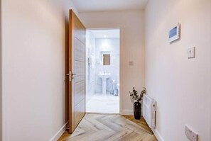 Bathroom - Hybrid Resi - Mitcham Close to Tooting and Wimbledon (London)