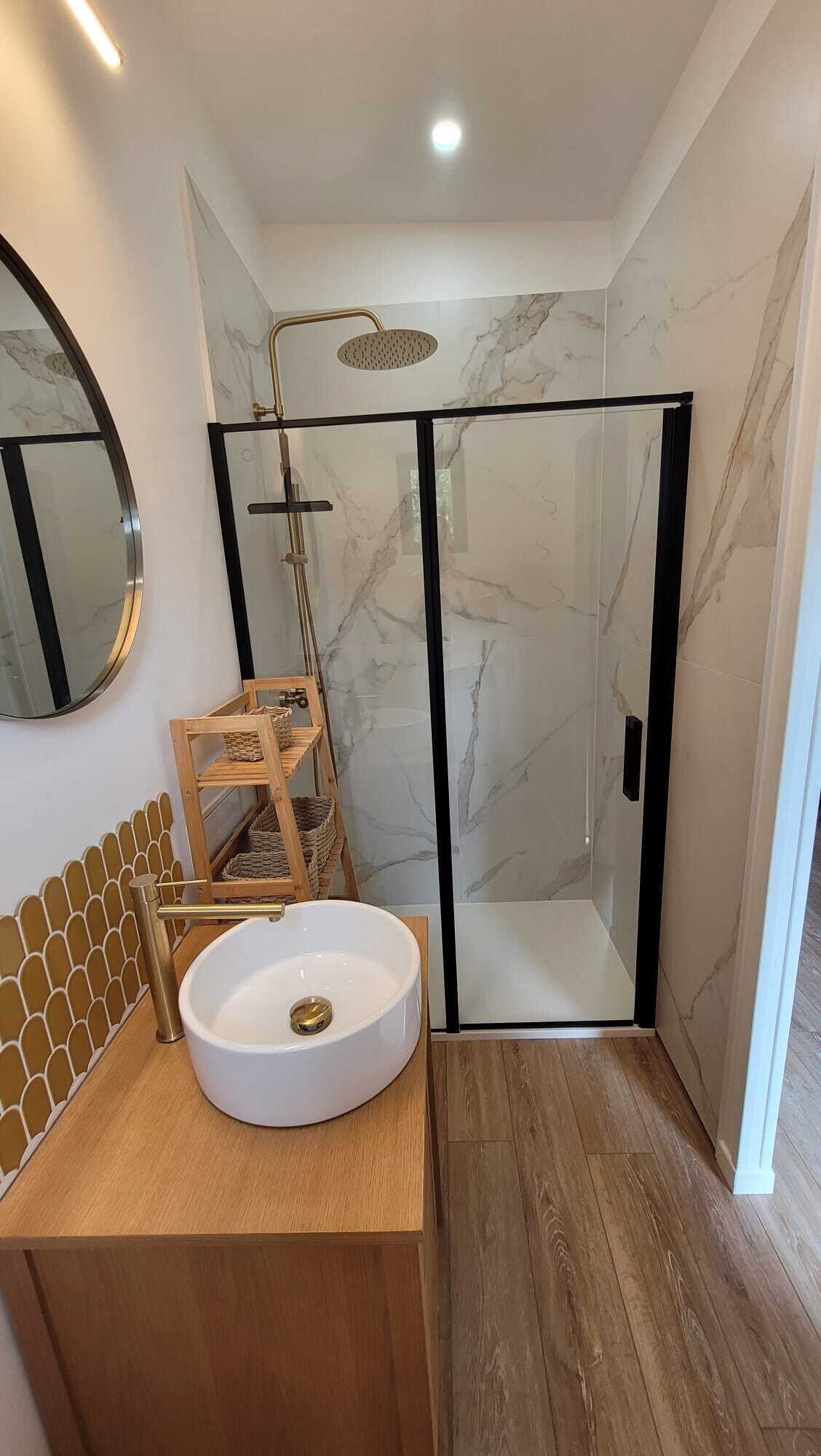 Ducha, secador de pelo, toallas y jabón
