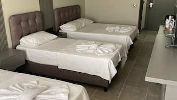 Comfort-Dreibettzimmer | Zimmersafe, schallisolierte Zimmer, kostenloses WLAN