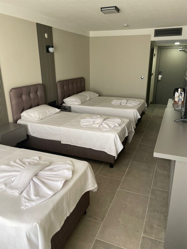 Comfort Triple Room | In-room safe, soundproofing, free WiFi