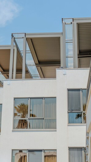 A multi-story building with large windows and balconies. - Grand Cennet Beach Hotel (Edremit)