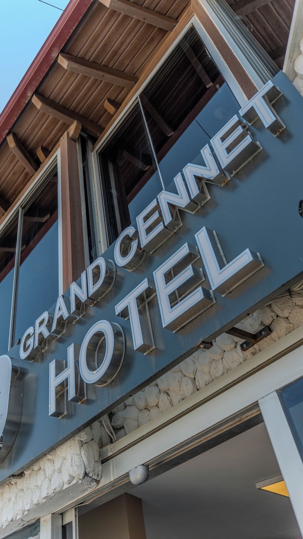 A hotel sign with the name 'GRAND CENNET HOTEL'.