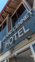 Un cartel de hotel con el nombre 'GRAND CENNET HOTEL'.