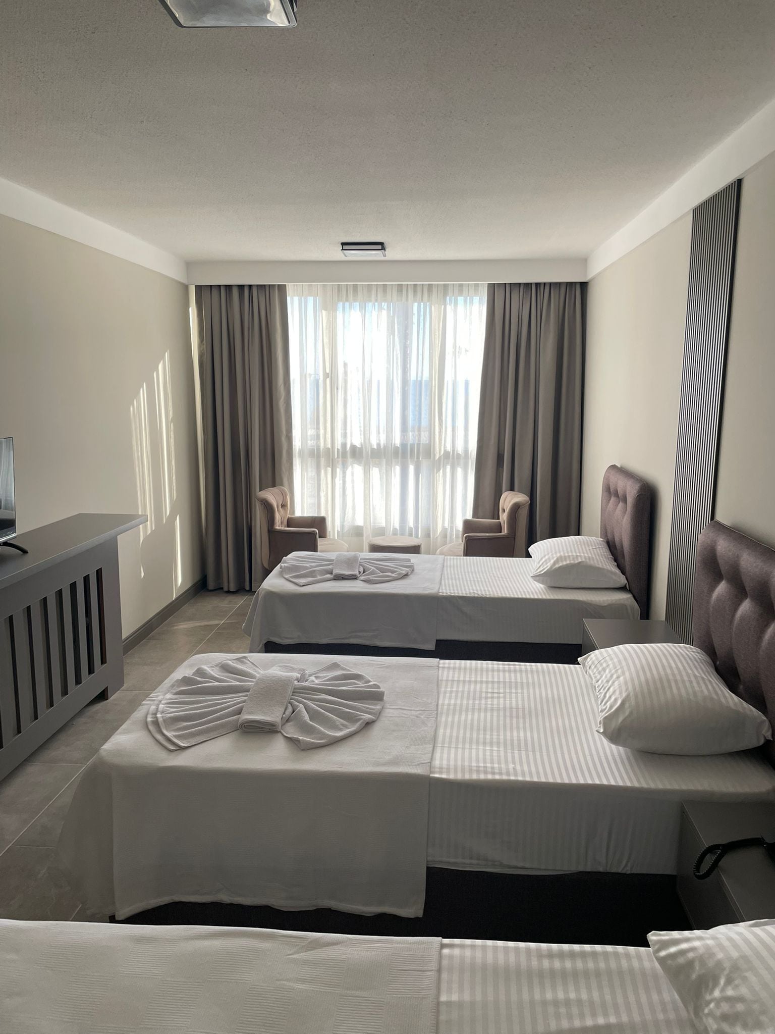 Habitación cuádruple Deluxe, vista a la playa | Caja de seguridad en la habitación, insonorización y wifi gratis 