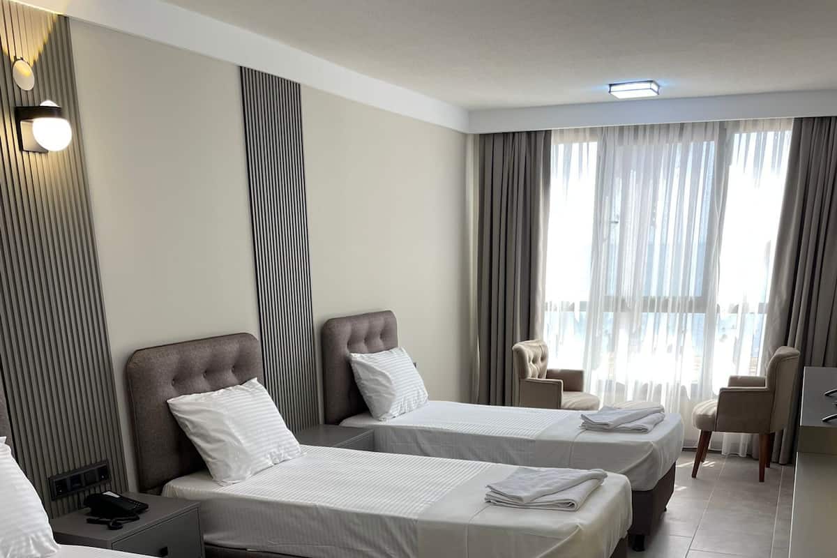 Habitación triple Confort | Caja de seguridad en la habitación, insonorización y wifi gratis