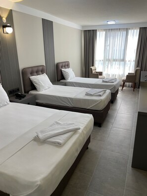 舒适三人房 | 客房内保险箱、隔音、免费 WiFi