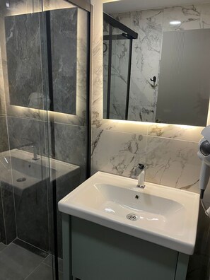 Shower, hair dryer, slippers, towels - Grand Cennet Beach Hotel (Edremit)