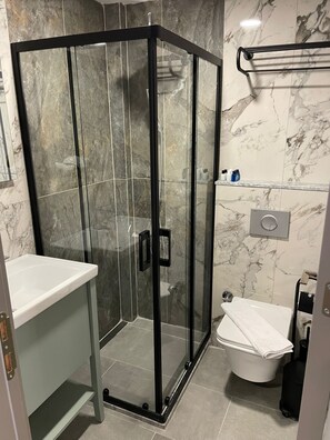 Suihku, hiustenkuivaaja, tohvelit, pyyhkeet