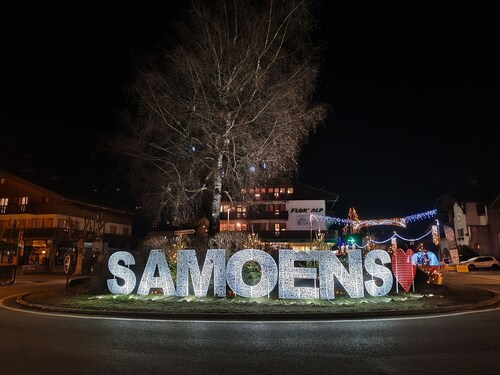 Attractive fully-equipped mobile home sleeps 4