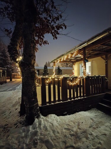 Attractive fully-equipped mobile home sleeps 4
