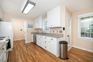 冰箱、微波炉、烤箱、炉灶