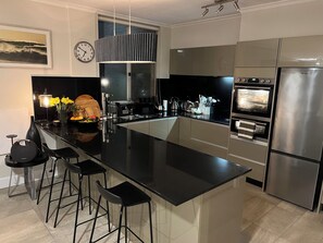 Oven, stovetop, dishwasher - Epic views from large terrace & living rooms of quiet 2 bed  Fairlight apartment (Fairlight)
