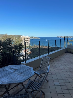 Outdoor dining - Epic views from large terrace & living rooms of quiet 2 bed  Fairlight apartment (Fairlight)