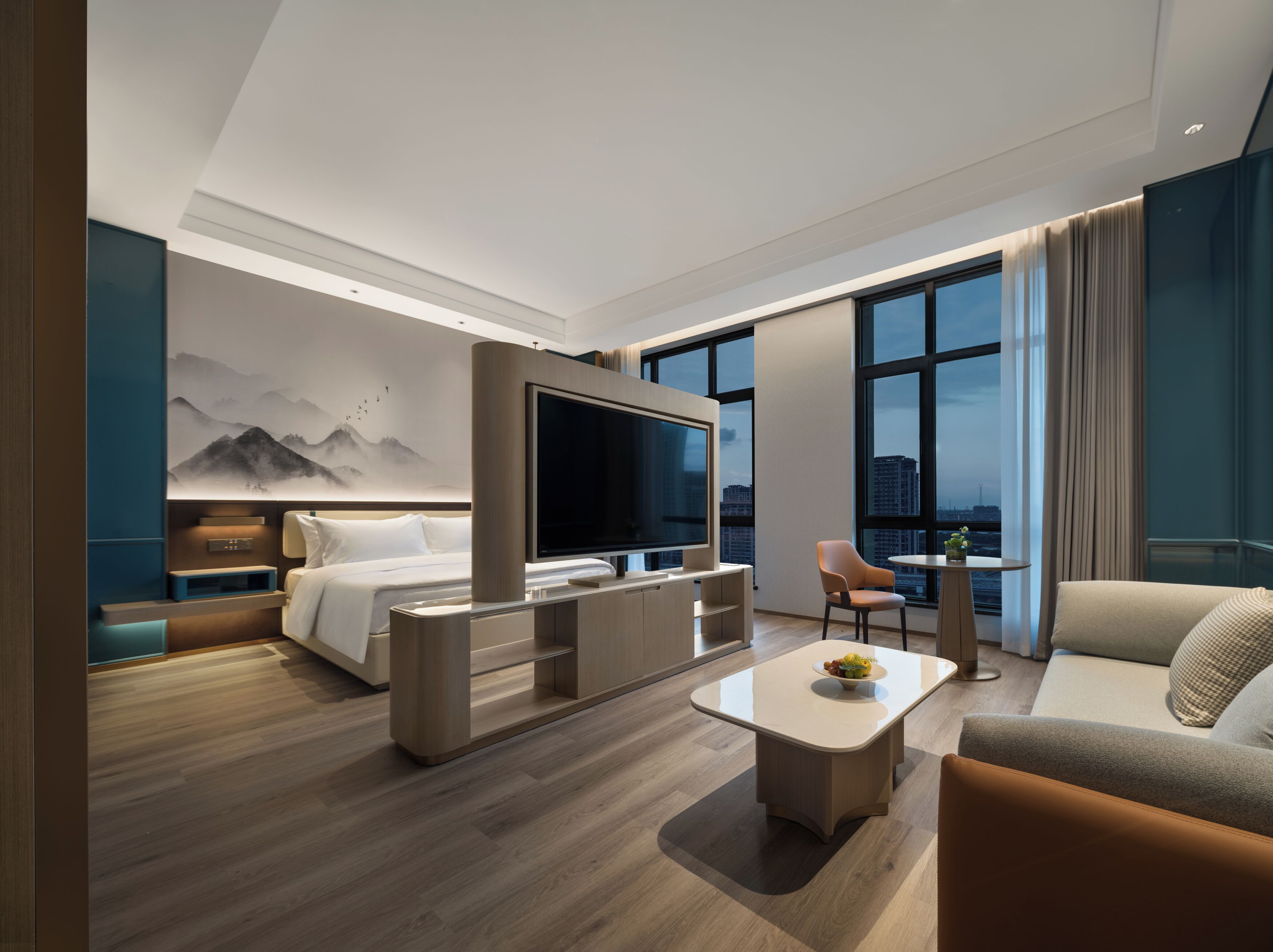 Suite superior, vista al río | Escritorio, espacio para trabajar con laptop y cortinas blackout 