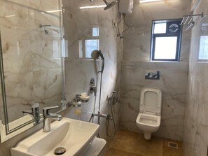 Deluxe Double Room | Bathroom | Shower, free toiletries, hair dryer, towels