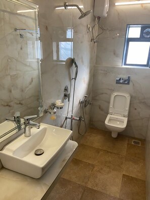 غرفة ديلوكس مزدوجة | حمام | تجهيزات دش، مستلزمات مجانية للعناية الشخصية، مجففات شعر، مناشف