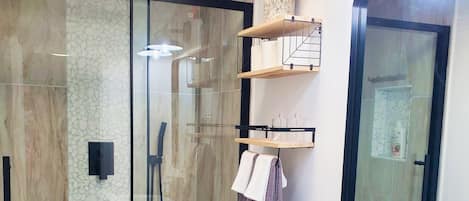 Douche, serviettes fournies, savon, papier toilette