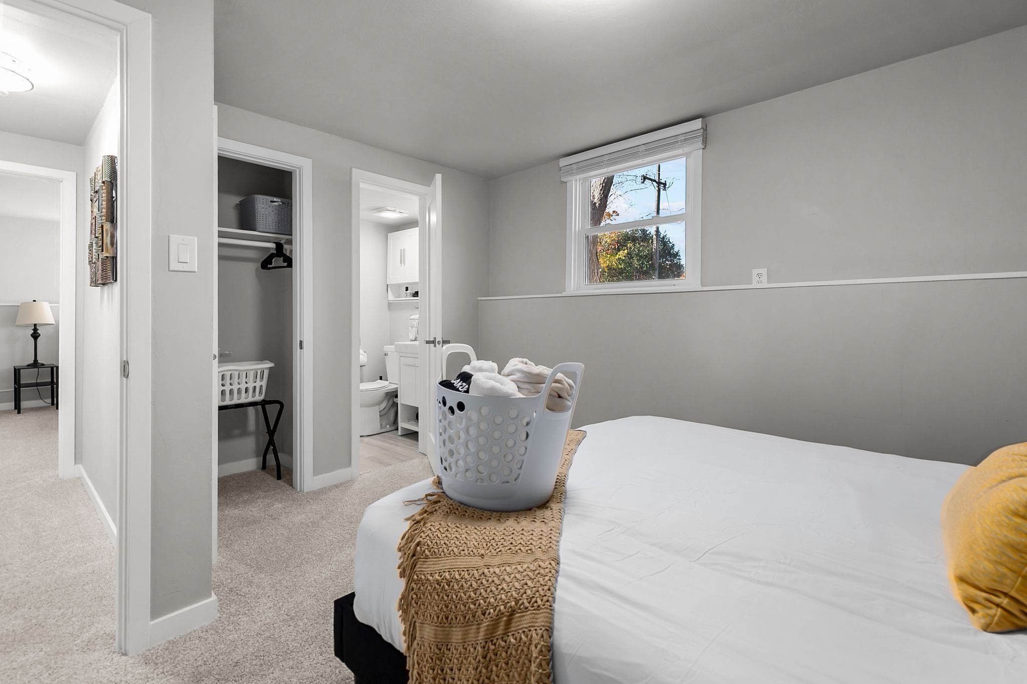 4 habitaciones, escritorio y tabla de planchar con plancha 