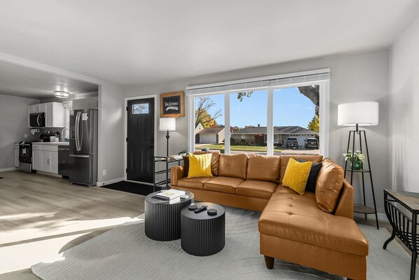 Smart TV - Cheer & Chill - 4 BR Home Steps from Lambeau! (Green Bay)