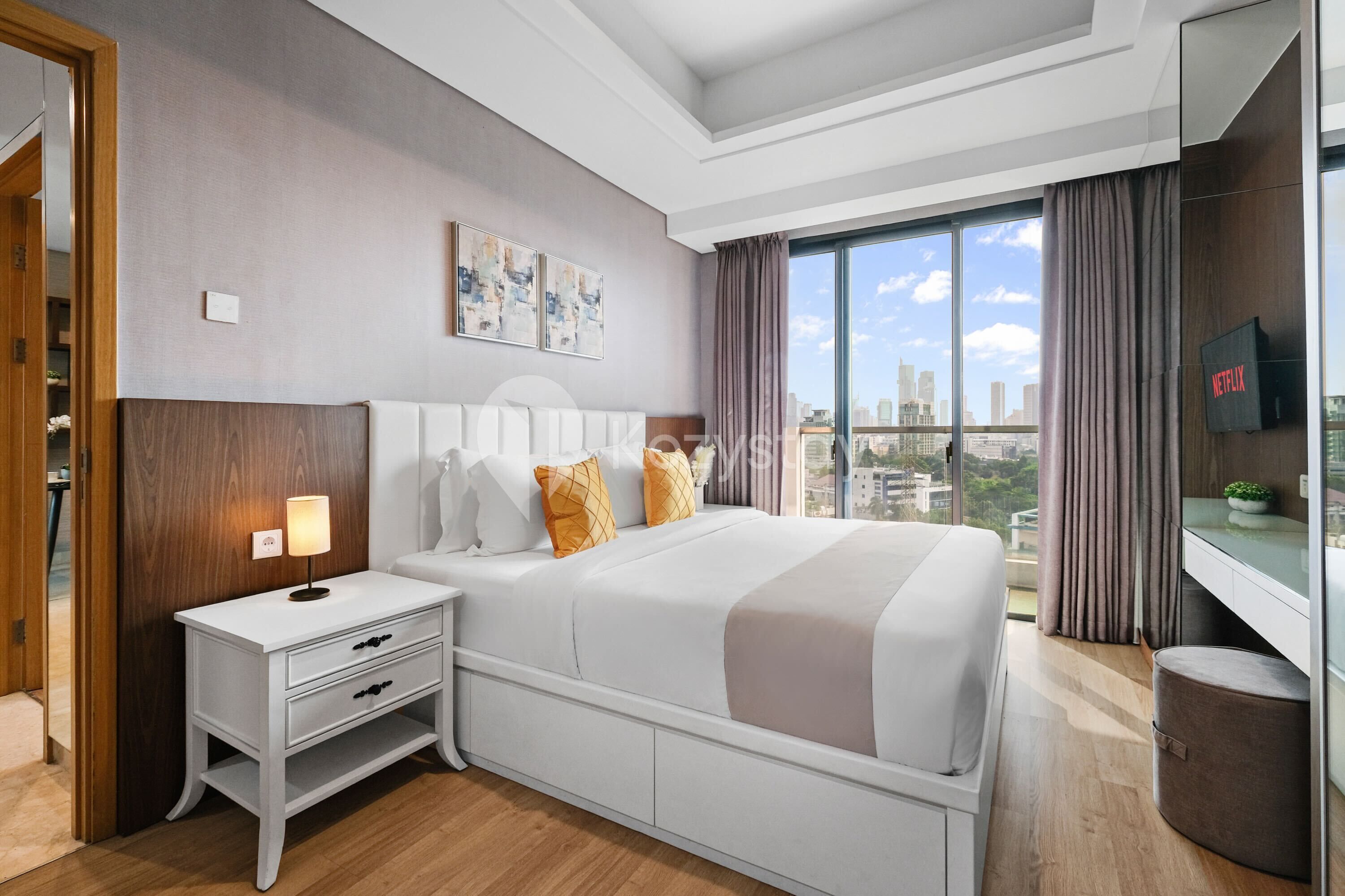 Departamento, 2 habitaciones, vista a la ciudad | Escritorio y espacio para trabajar con laptop 