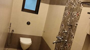 Tweepersoonskamer, uitzicht op tuin | Badkamer | Een douche, gratis toiletartikelen, handdoeken, zeep