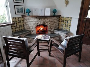 A fireplace with a brick surround, a bench, and two wooden chairs. - Relais Villa Teresa Sorrento Coast  (Sorrento)