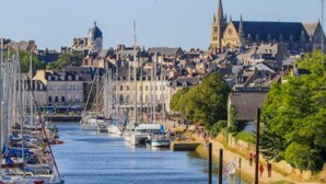 A harbor with boats, a church, and a town in the background. - Le Wilson - Modern, comfortable duplex (Vannes)