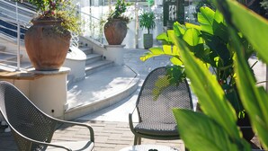 An outdoor patio with seating and potted plants. - Hotel Lady Mary (Milano Marittima)