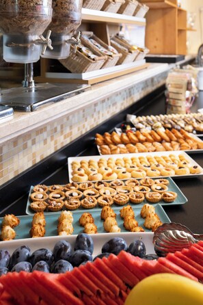 Free daily buffet breakfast  - Hotel Lady Mary (Milano Marittima)