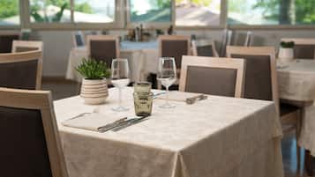 Se sirven comidas y cenas; con vista al mar