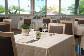 Lunch and dinner served, sea views  - Hotel Lady Mary (Milano Marittima)