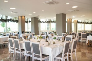 Lunch and dinner served, sea views 