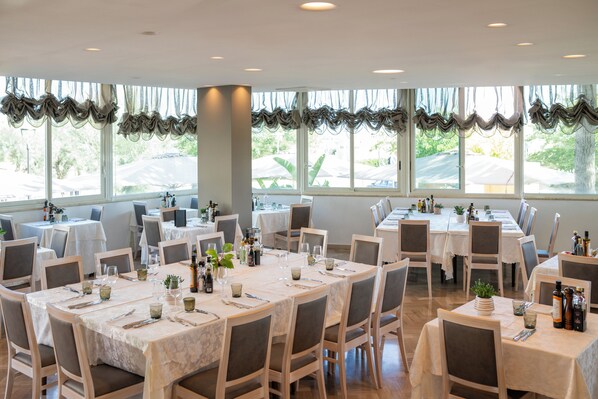 Lunch and dinner served, ocean views 