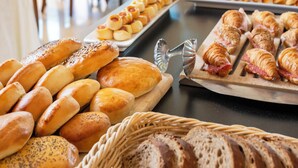 A buffet with various breads and pastries. - Hotel Lady Mary (Milano Marittima)
