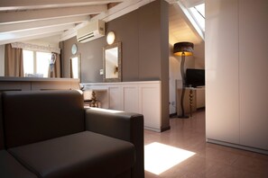 Family Suite, Balcony, City View | In-room safe, free WiFi - Hotel Lady Mary (Milano Marittima)