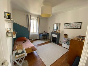 5 habitaciones, tabla de planchar con plancha, internet y ropa de cama 