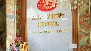 Naam en telefoonnummer van Hotel Sea View.