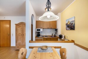 Réfrigérateur, micro-ondes, plaque de cuisson, cafetière/bouilloire