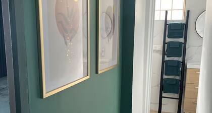 Charmant F2 rĂ©novĂ© entiĂšrement Ă une minute de lâautoroute et centre commercial