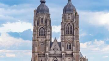Une grande cathédrale dotée de deux tours imposantes et d’une rosace centrale.
