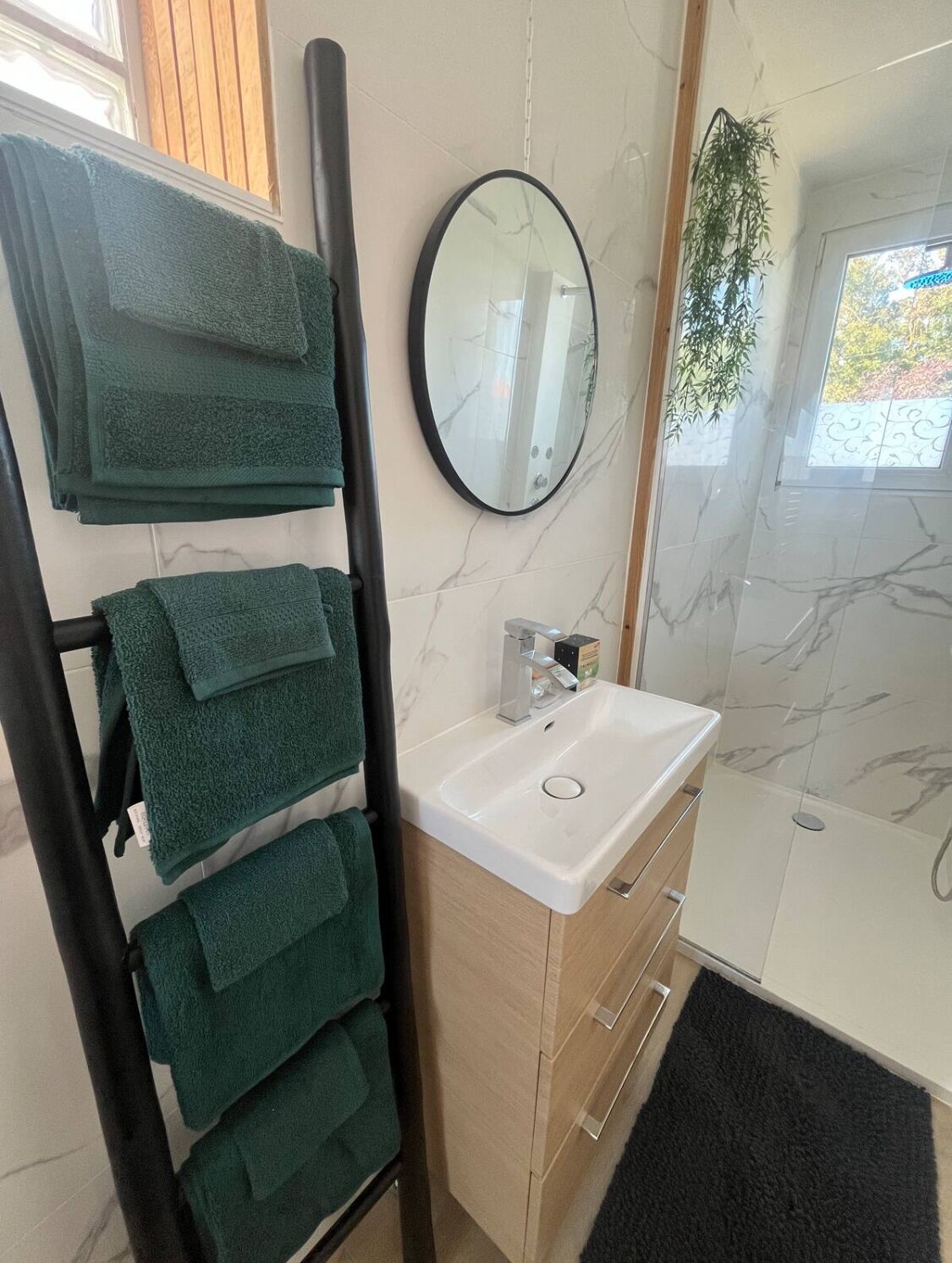 Een haardroger, handdoeken, zeep, toiletpapier