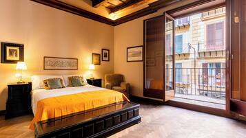 Habitación superior con 1 cama matrimonial o 2 individuales, 1 cama Queen size, balcón | Edredón, minibar, caja de seguridad en la habitación y cunas