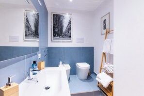 Habitación superior con 1 cama matrimonial o 2 individuales, varias camas, balcón | Baño | Secadora de cabello, toallas, jabón, shampoo 