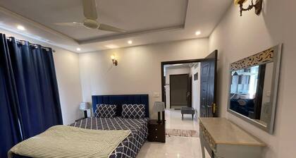 Stylish 1-Bed Eiffel Tower Block