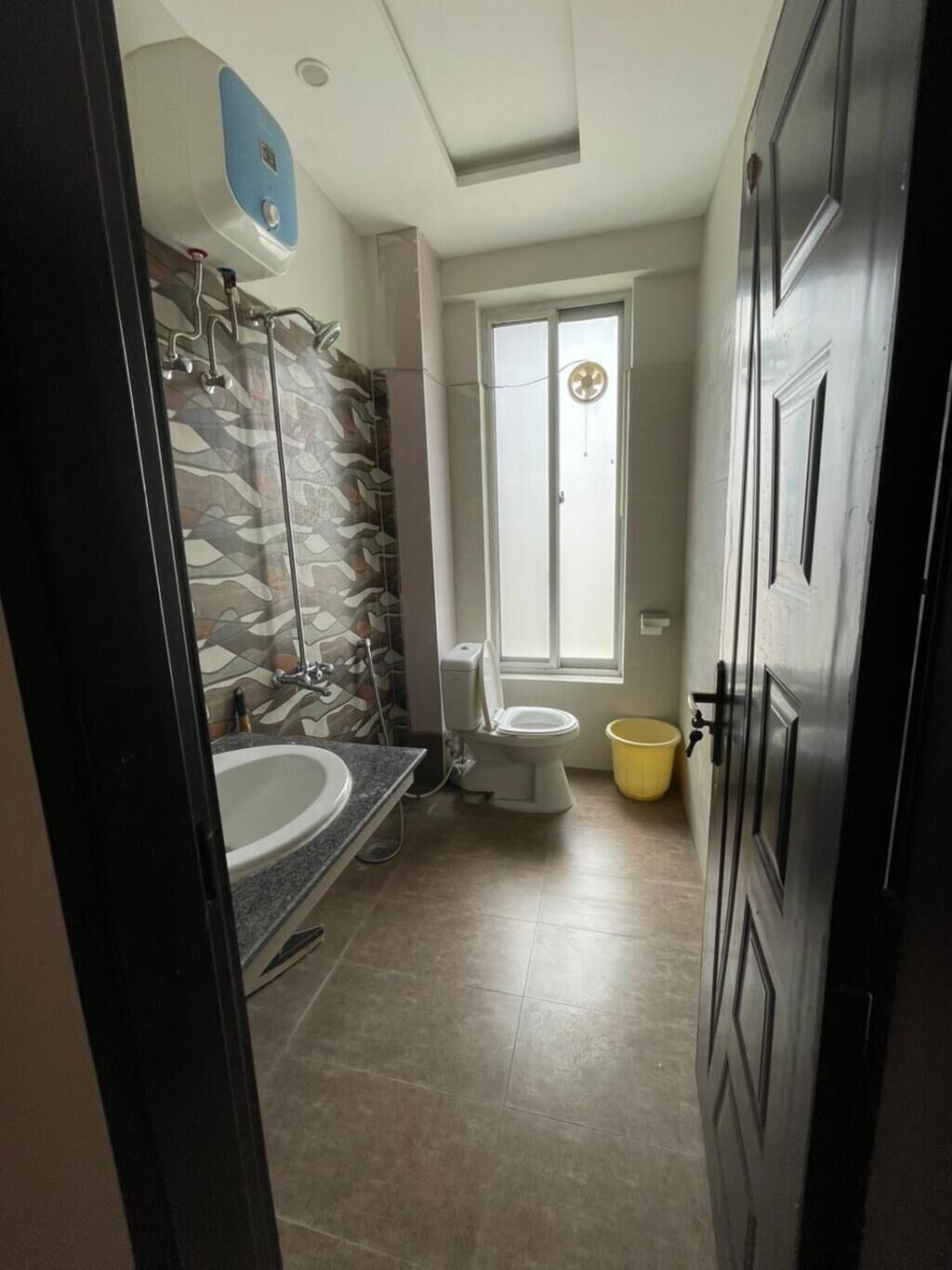 Douche, serviettes fournies, savon, shampoing