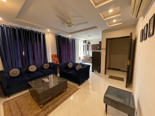 Stylish 1-Bed Eiffel Tower Block