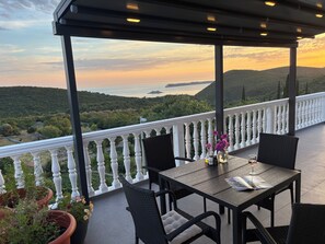 Outdoor dining - Relax and wake up to sea views and Montenegrin charm (Mirišta)