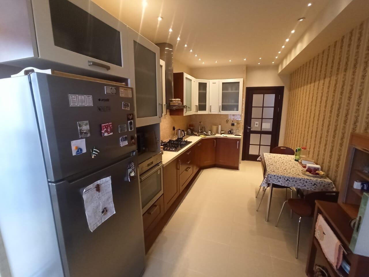 Apartamento, vistas a la ciudad | Cocina privada | Frigorífico grande, microondas y utensilios de cocina